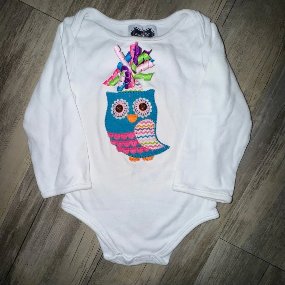 (🆓)*FREE ADD TO BUNDLE* Mud Pie White and Blue Bodysuit with Whimsical Designs